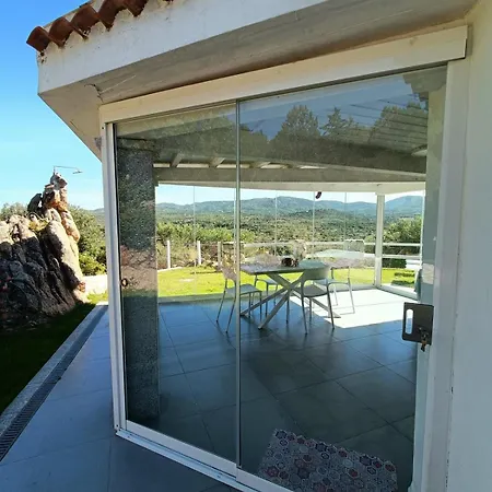 Domo Ruia - Red House Porto Istana