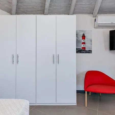 Domo Ruia - Red House * Porto Istana